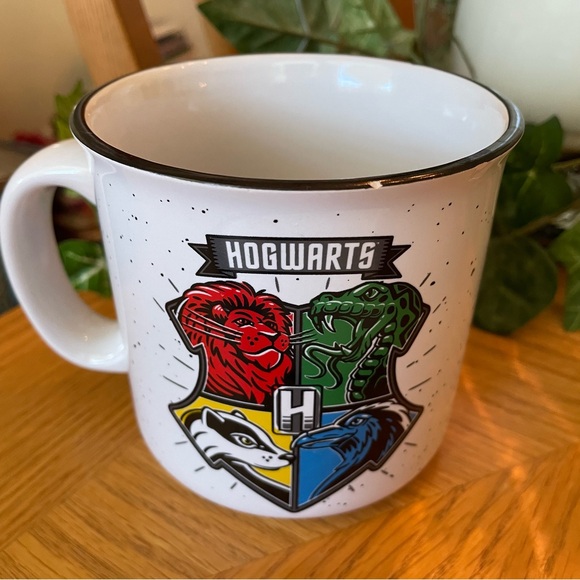 Harry Potter Hogwarts Crest Mug - Picture 2 of 7